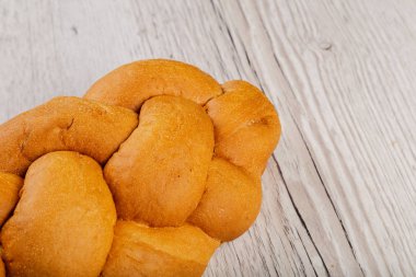 Ahşap bir zeminde taze pişmiş ekmek.