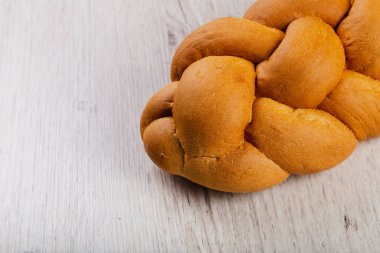 Ahşap bir zeminde taze pişmiş ekmek..