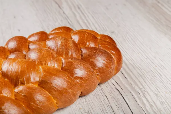 Čerstvě upečený chléb na dřevěném pozadí. — Stock fotografie