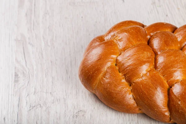 Friskbagt brød på træbaggrund. - Stock-foto