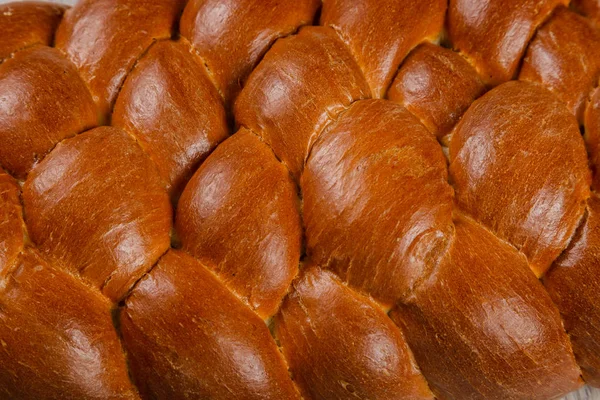 Nybakat bröd på en trä bakgrund. — Stockfoto