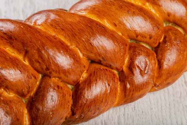 Čerstvě upečený chléb na dřevěném pozadí. — Stock fotografie