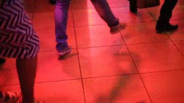 İki kız gece kulübü, closeup şort ve etek