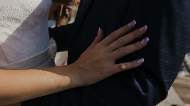 Gelin ve damat nikah yüzükleri yeşil doğa arka plan üzerinde alışverişi closeup