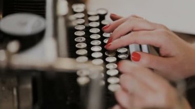 eski moda bir daktilo klavyede yazarak parmak