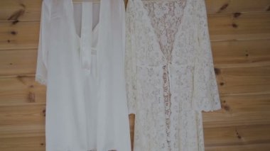 Ahşap bir duvara gömlekler