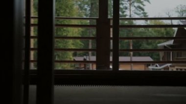 Kız odanın etrafında yürüyor