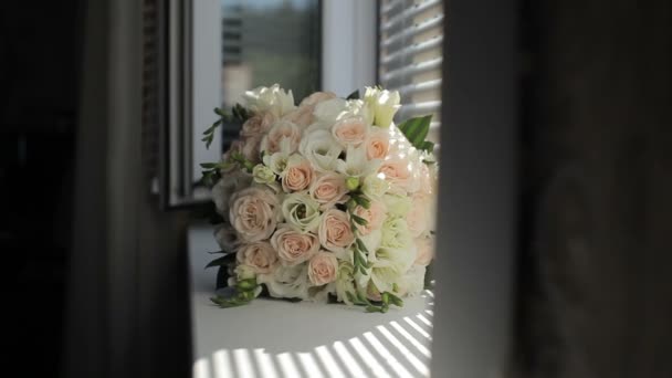 Свадебный букет свежих цветов. Праздничный букет свежих цветов. Свадебный свадебный букет. — стоковое видео