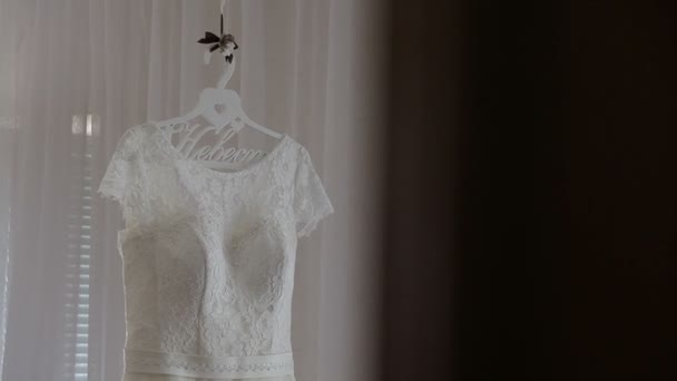 ハンガーにドレス。ウェディング ドレス。朝の花嫁 — ストック動画