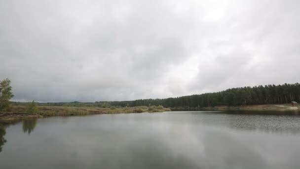 Lago no verão. Lindo lago na Suécia . — Vídeo de Stock