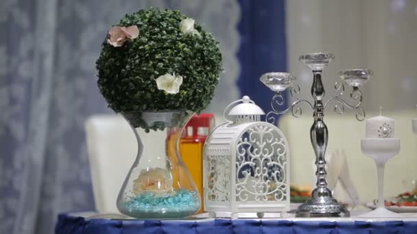 Flower decorations on the wedding tables — Stock Video