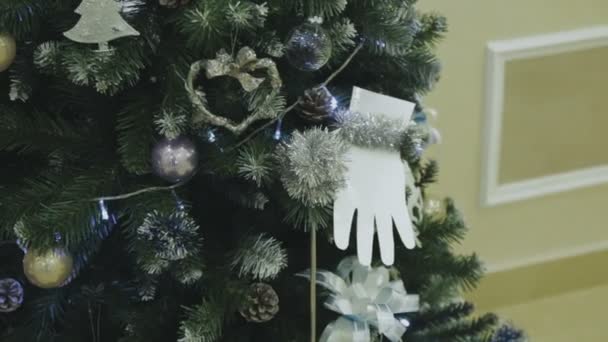Різдвяна ялинка з барвистими боке та різдвяними вогнями — стокове відео