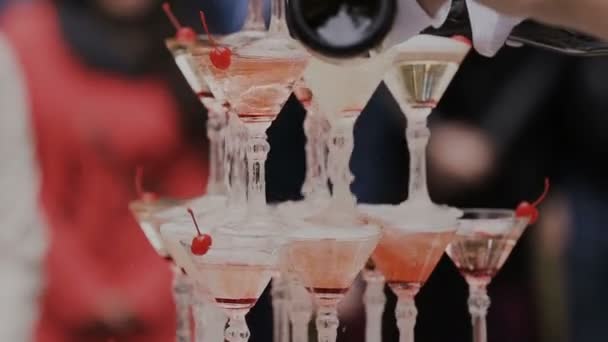 Pyramid av champagneglas med likör — Stockvideo