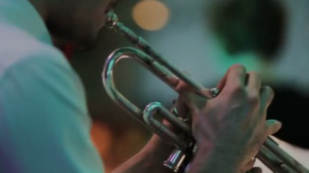 Musiker med trumpet, gitarr och sax i bandet spelar musik på musikaliska bar — Stockvideo