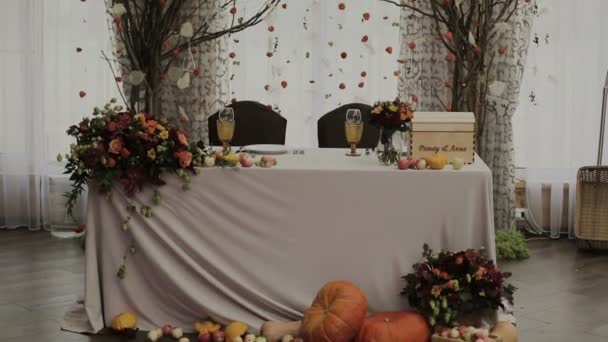 Yeni evliler düğün masa dekorasyon — Stok video