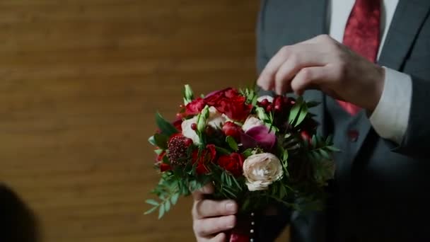Мужчина, держащий свадебный букет — стоковое видео