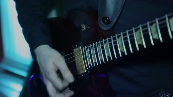 De muzikant speelt de elektrische gitaar — Stockvideo