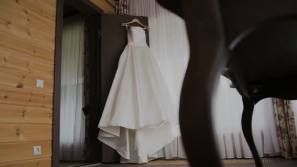 Vestido de noiva pendurado na porta — Vídeo de Stock