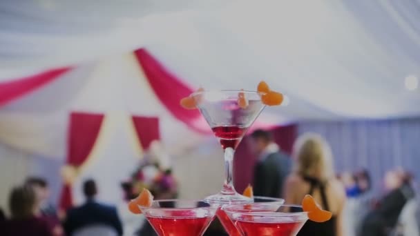 Pyramida sklenic na šampaňské s likérem — Stock video