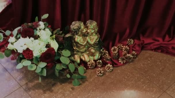 Decoratie van de tabel van de bruiloft van de pasgetrouwden — Stockvideo