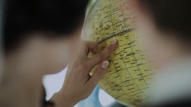 A woman looks at the globe — Stock Video