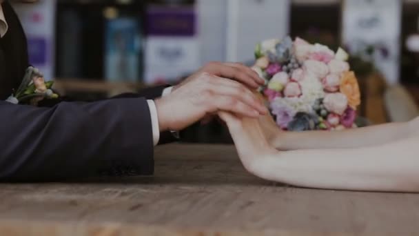 Detalle de dos amantes uniendo sus manos — Vídeo de stock
