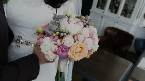 Bir kadın bir düğün buket eliyle dokunur. — Stok video