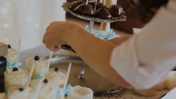 Şeker çubuğu düğün, şeker büfesi, bir düğünde lezzetli çikolata — Stok video