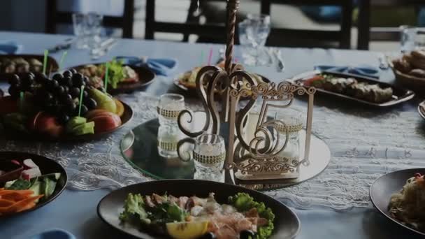 Dekoráció az esküvői asztal az ifjú — Stock videók