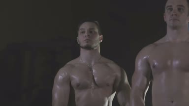 Vücut geliştiriciler üç arkamızda, peçe dysovaya vardır