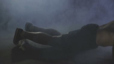 Genç adam spor salonunda ahşap kattan iter