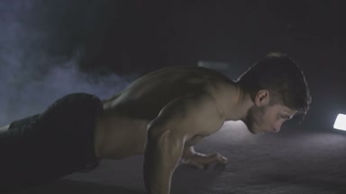 Genç adam spor salonunda ahşap kattan iter