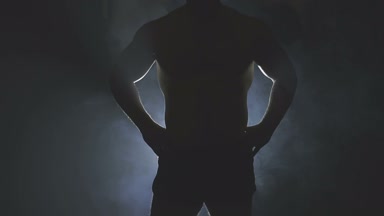 Geri poz vücut geliştirmeci