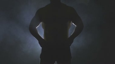 Geri poz vücut geliştirmeci