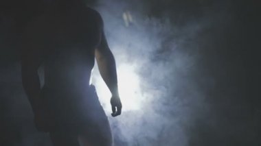 Geri poz vücut geliştirmeci