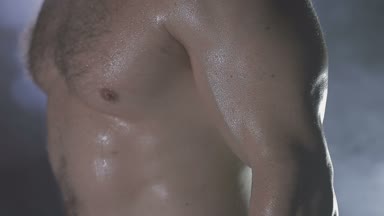 Güçlü sporcu duman ağır halter kaldırma