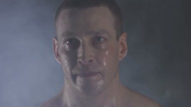 Güçlü sporcu duman ağır halter kaldırma