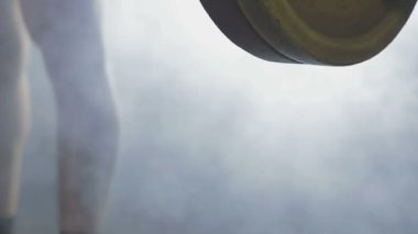 Güçlü sporcu duman ağır halter kaldırma