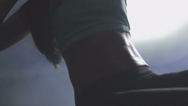 Kadın bir basın duman trenler