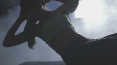 Kadın bir basın duman trenler