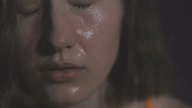 Dambılları kaldıran güzel bir fitness kadını. Sportif kız iyi eğitilmiş vücudunu gösteriyor. Güç eğitimiyle gelişmiş kaslar. .