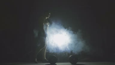 Geri poz vücut geliştirmeci