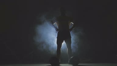 Geri poz vücut geliştirmeci