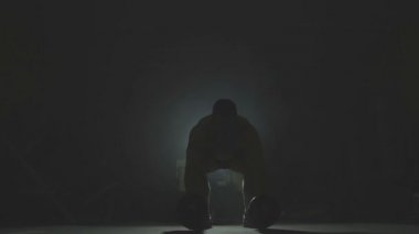 Geri poz vücut geliştirmeci