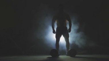 Geri poz vücut geliştirmeci