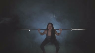 Tam boy görüntü o ağız kavgası gibi bir halter onun omuzlarında ağır ağırlıklar ile tutarak onun gücü test genç bir kadın