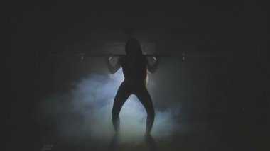 Tam boy görüntü o ağız kavgası gibi bir halter onun omuzlarında ağır ağırlıklar ile tutarak onun gücü test genç bir kadın