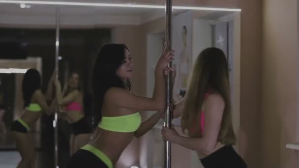 Chica bailando en un poste, bailarina, fitness y deporte — Vídeo de stock