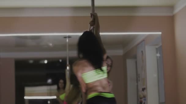 Mädchen tanzen auf einer Stange, Tänzer, Fitness und Sport — Stockvideo