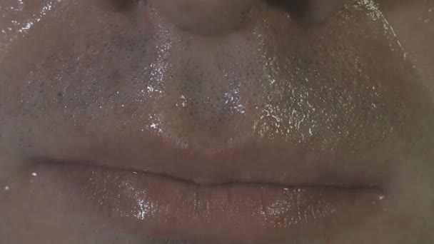 Los hombres sonríen.Un hombre con barba sonriendo. Primer plano. labios sexy — Vídeo de stock